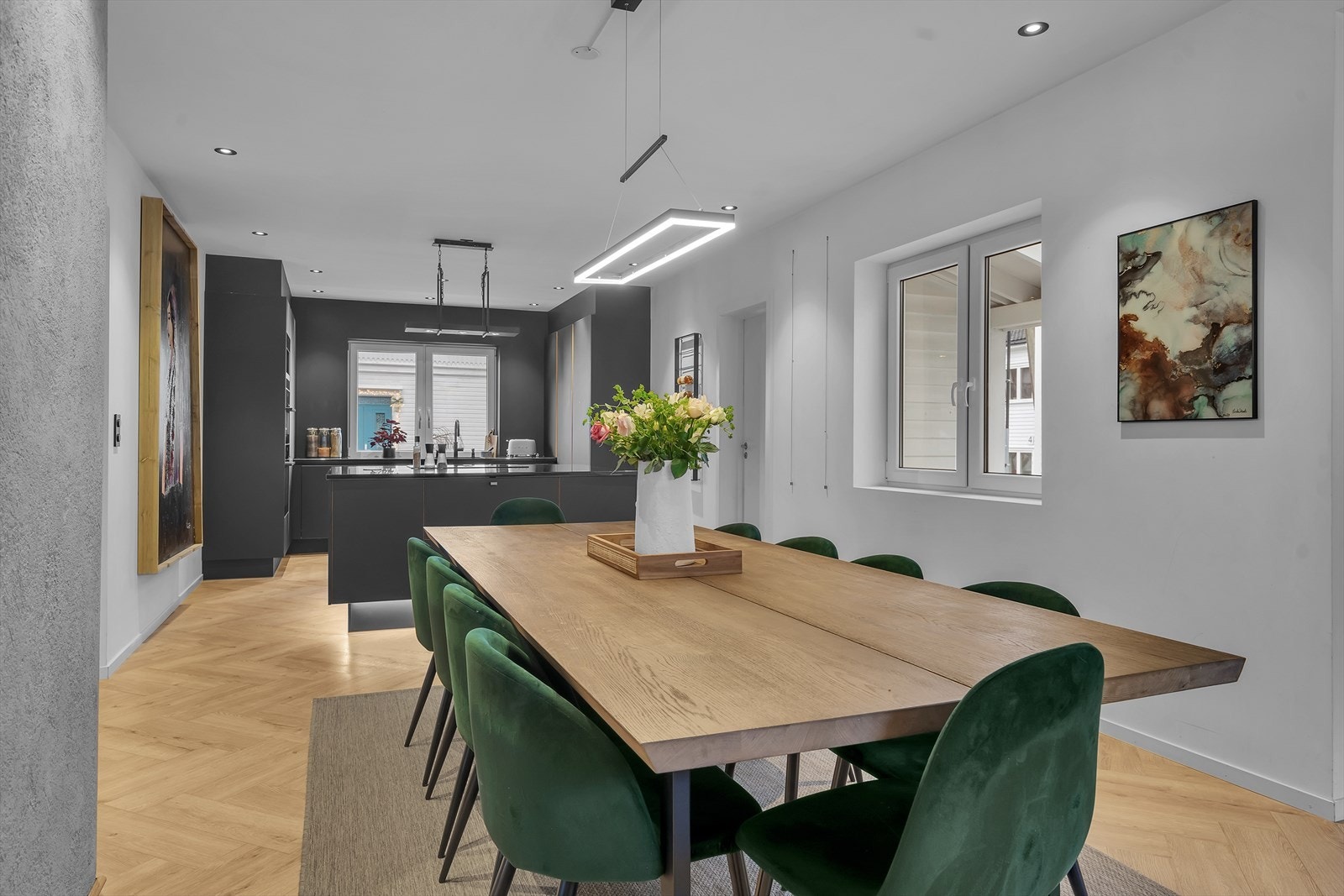 Spisestue med god plass til langbord Galleribilde