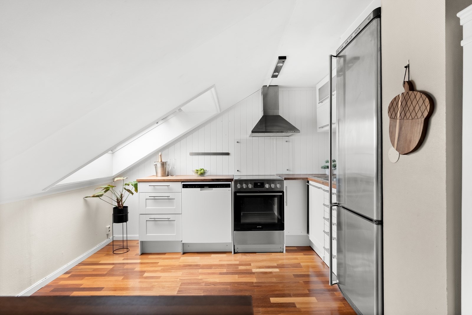 Kjøkkenet har godt med benk- og skapplass. Galleribilde