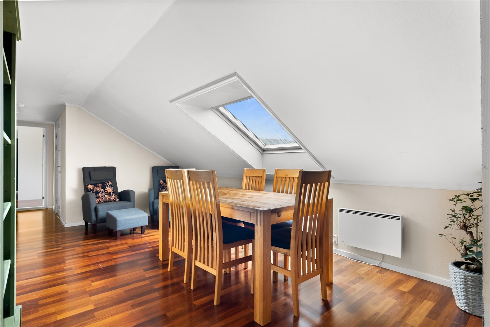 Spisebordet har fått sin naturlige plass ved siden av kjøkkenet. Galleribilde