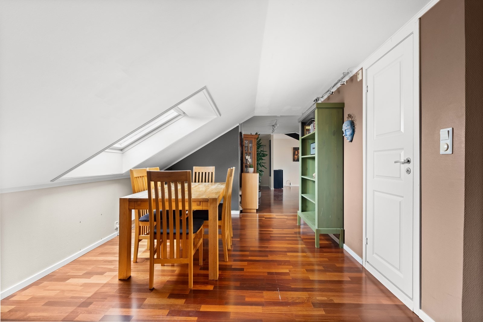 Det er trestavsparkett på gulvet, samt malte tapetserte flater på veggene. Galleribilde