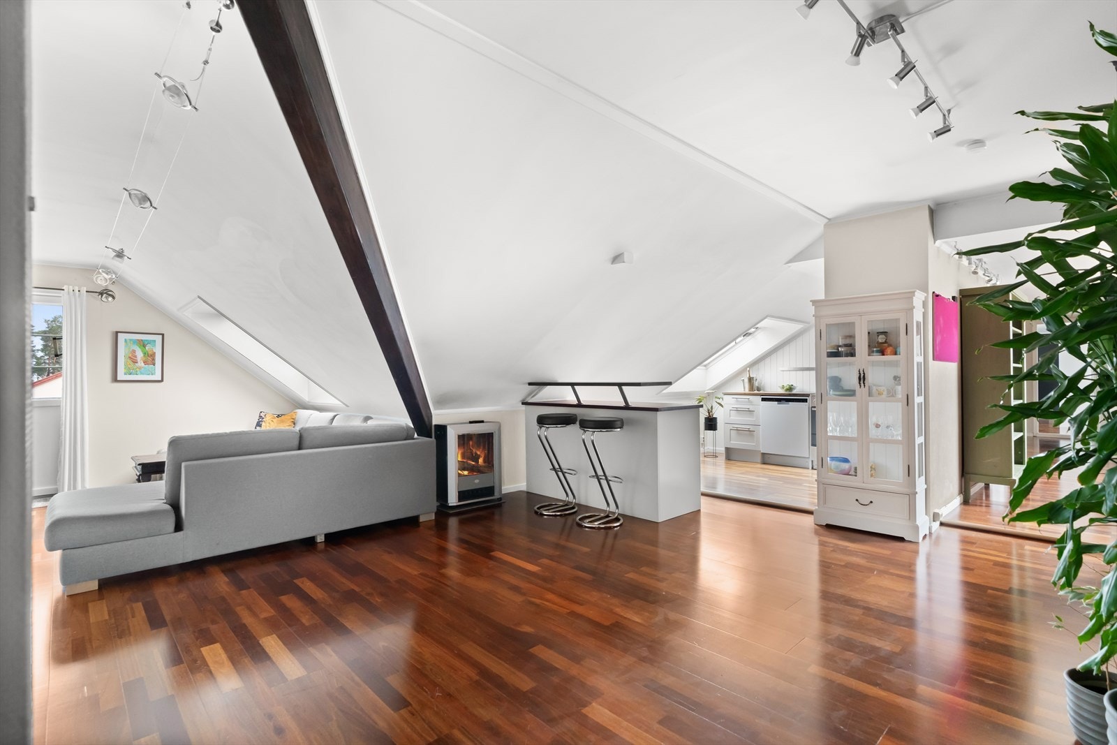 En praktisk barløsning med plass til to barstoler skaper et naturlig skille mellom stue og kjøkken. Galleribilde