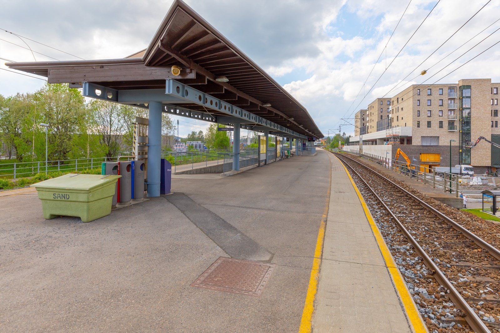 Det er kun et par minutter gange til Fjellhamar togstasjon med hyppige avganger til Lillestrøm og Oslo S. Ca. 20 minutter reisetid til Oslo S. Galleribilde