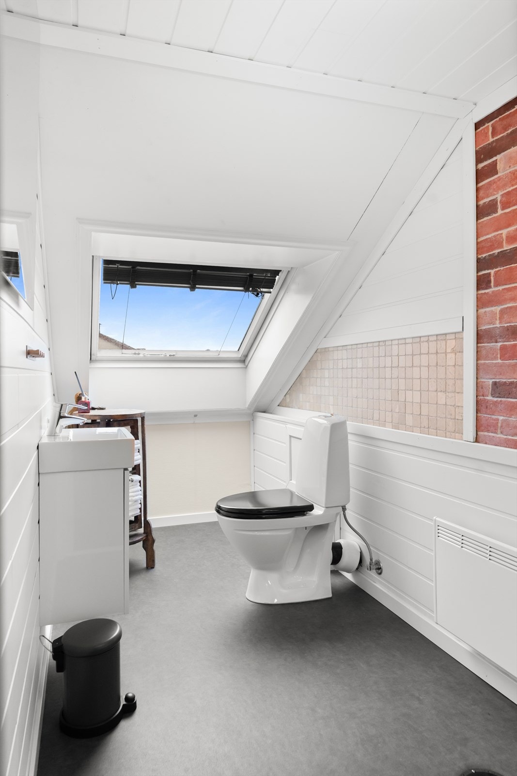 Vegg i vegg med badet ligger et toalettrom. Galleribilde