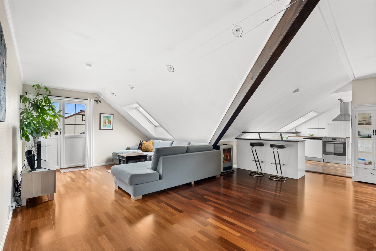 Leiligheten ligger i byggets toppetasje, og har en praktisk planløsning bestående av entré, bad, toalettrom, to soverom, kjøkken samt stue med utgang til fransk balkong. Galleribilde