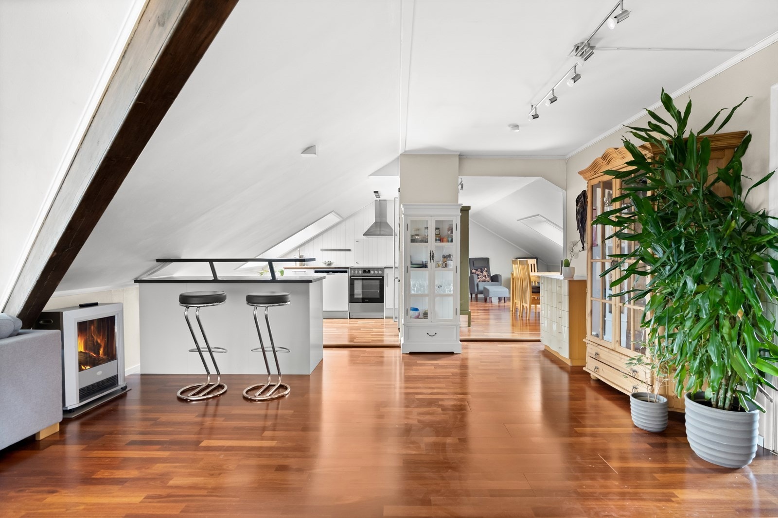 Dette er en sjarmerende 3-roms loftsleilighet med god planløsning. Galleribilde