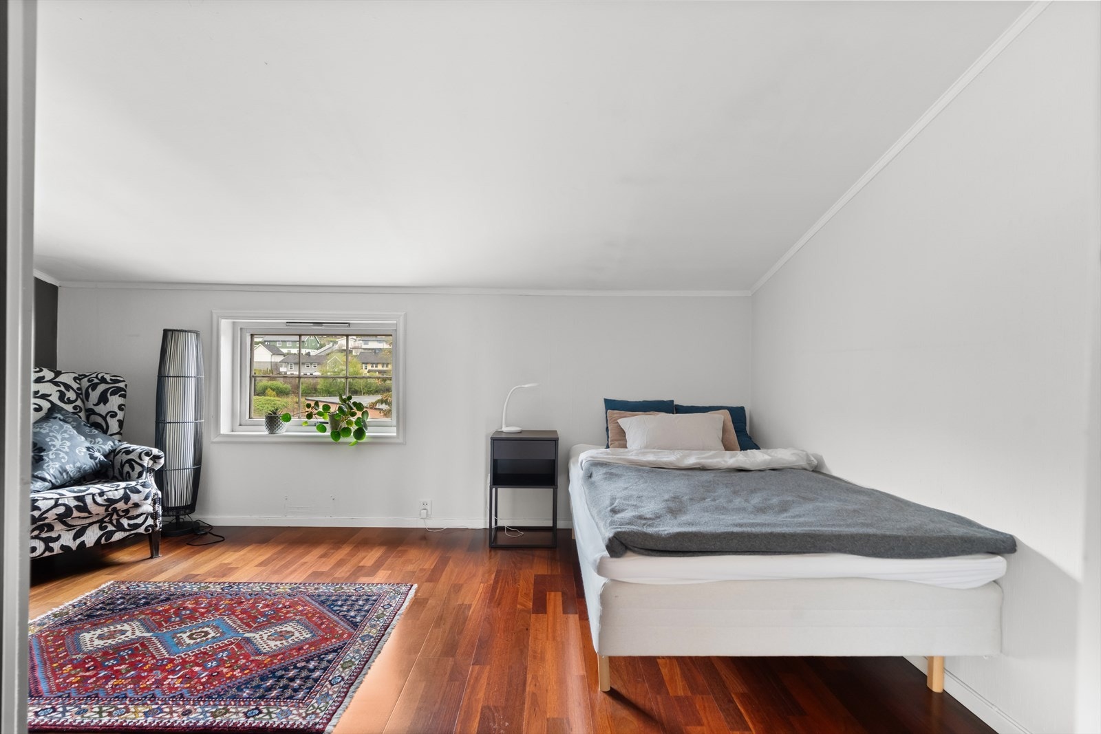 Begge rom har plass til dobbeltseng med tilhørende nattbord. Galleribilde