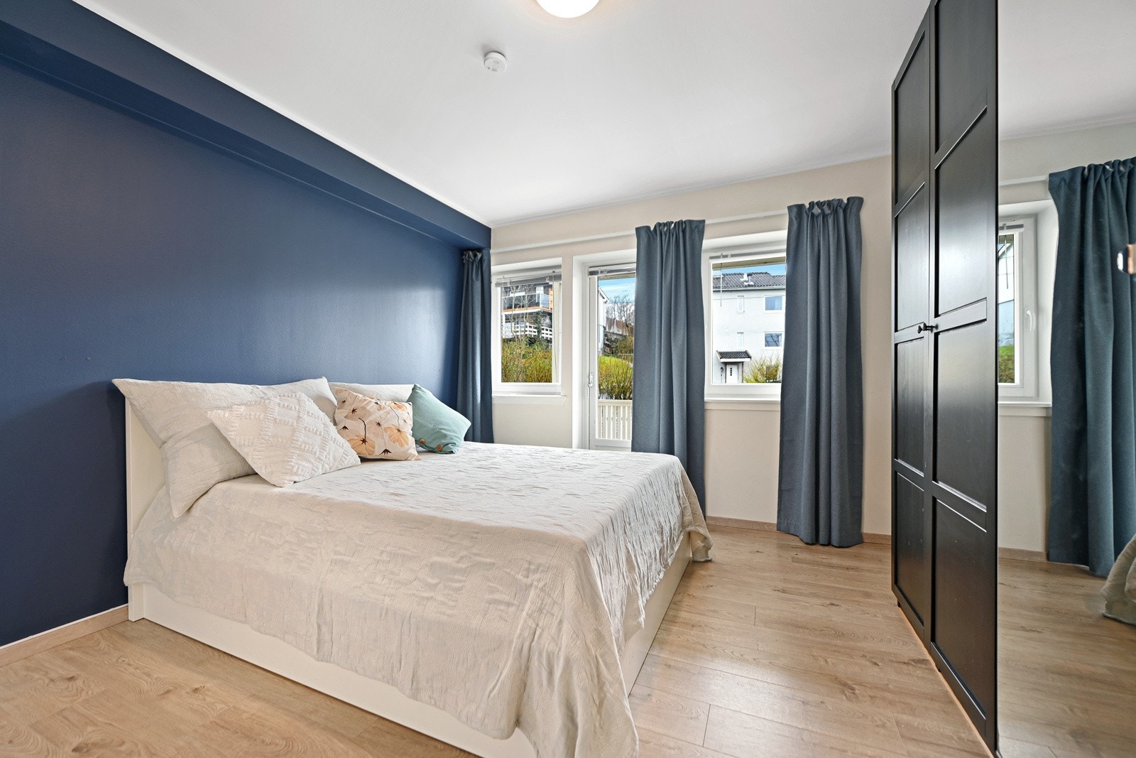 Hovedsoverommet har god skapplass og egen balkong - ideell for lufting av sengetøy eller en liten kaffepause i frisk luft Galleribilde