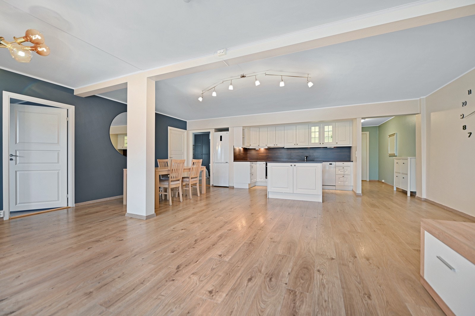 Stuen er perfekt tilpasset både hverdag og fest, med god plass til sofagruppe, TV-krok og et stort spisebord for hyggelige middager med familie og venner Galleribilde