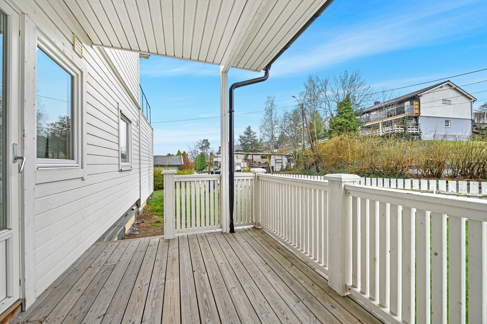 Terrassen har trapp ned til sameiets felleshage Galleribilde