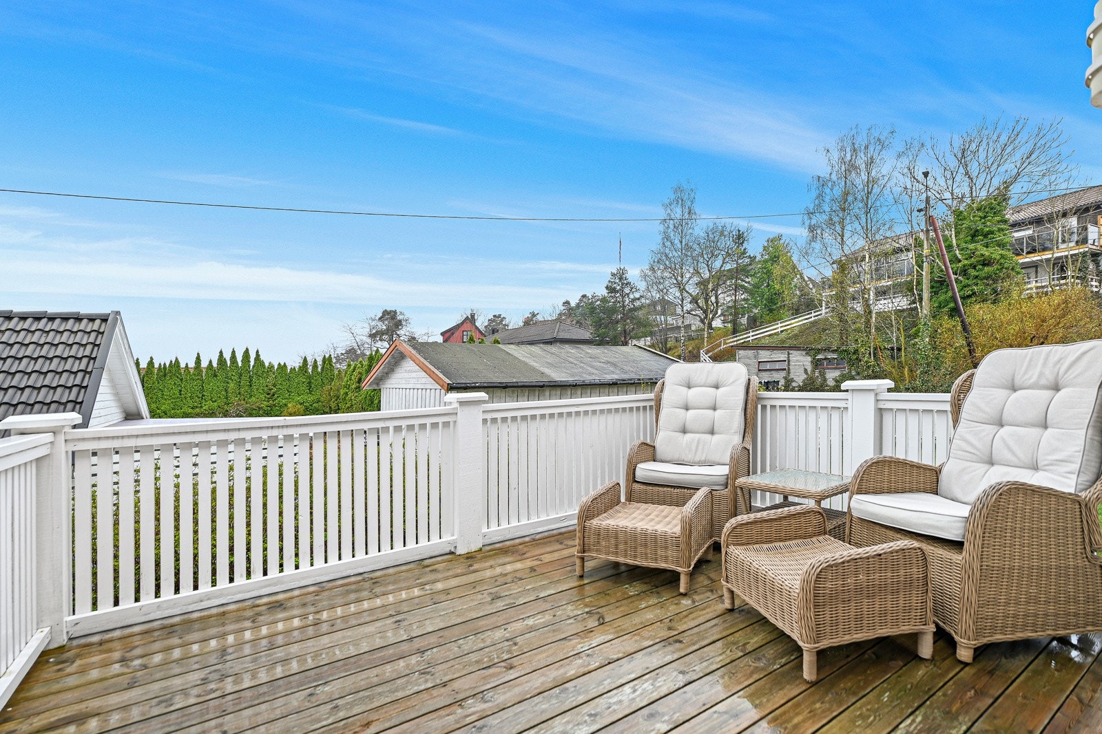 Fra stuen har du direkte utgang til solrik vestvendt terrasse på ca. 19 m² Galleribilde