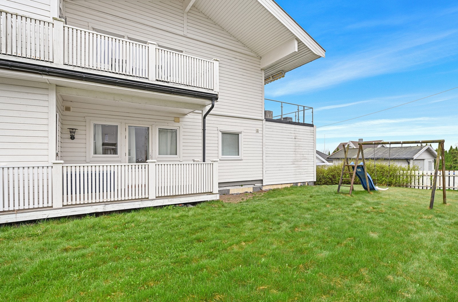 Uteplassen er solrik - perfekt for late sommerdager, grilling og avslapning Galleribilde