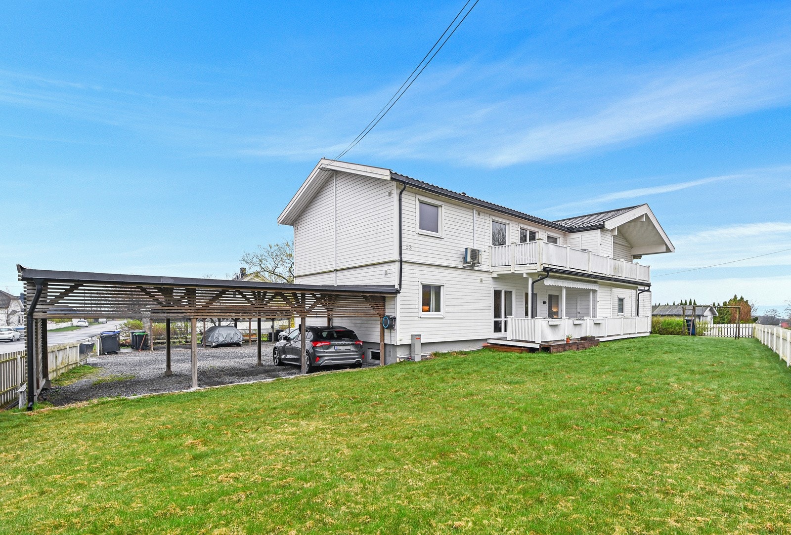 Seksjonen disponerer egen parkeringsplass i carport Galleribilde