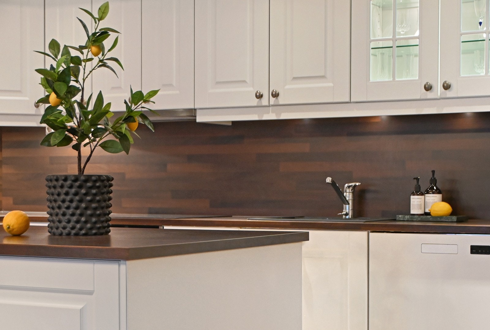 Her finner du integrerte hvitevarer som komfyr, induksjonstopp og oppvaskmaskin samt plass til frittstående kjøl/frys, og alle hvitevarer medfølger salget. Galleribilde