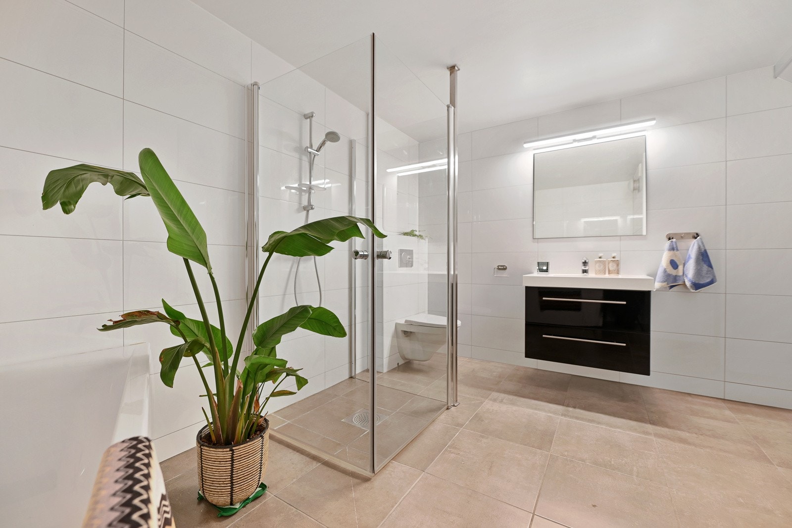 Badet i underetasjen er utstyrt med badekar og gir ekstra komfort for hele familien Galleribilde