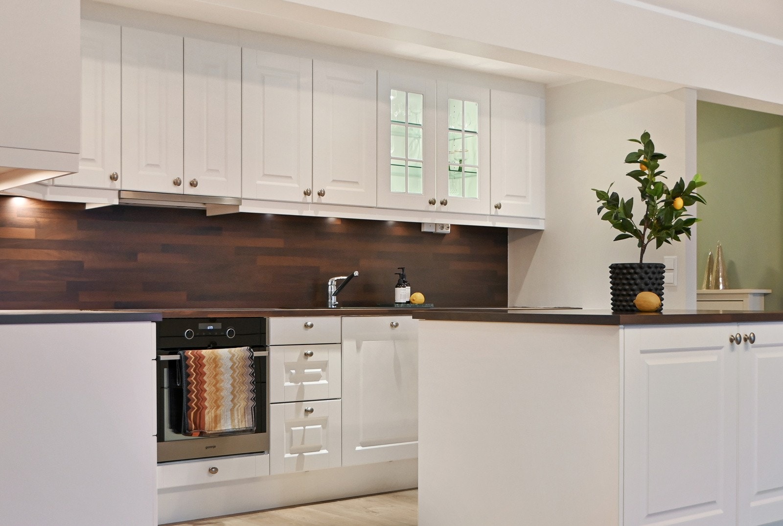 Det åpne kjøkkenet er fra 2016 og fremstår moderne med profilerte fronter, laminert benkeplate og godt med skapplass Galleribilde