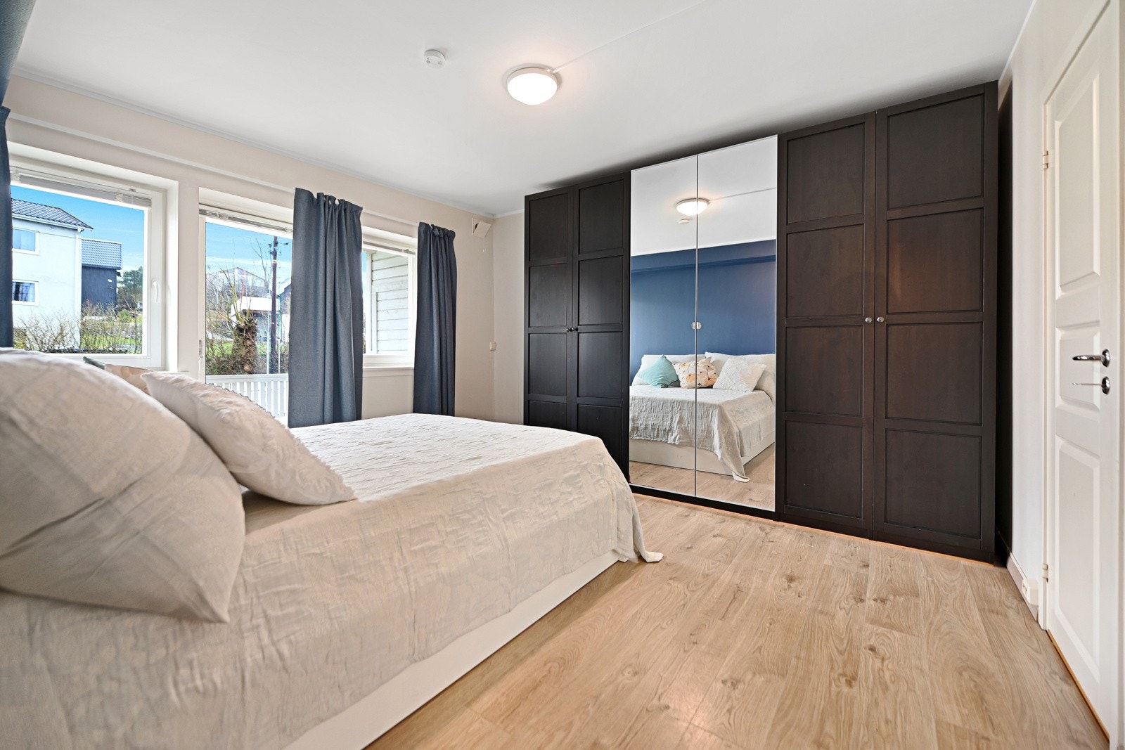 Fra hovedsoverom er det videre tilgang til bad Galleribilde