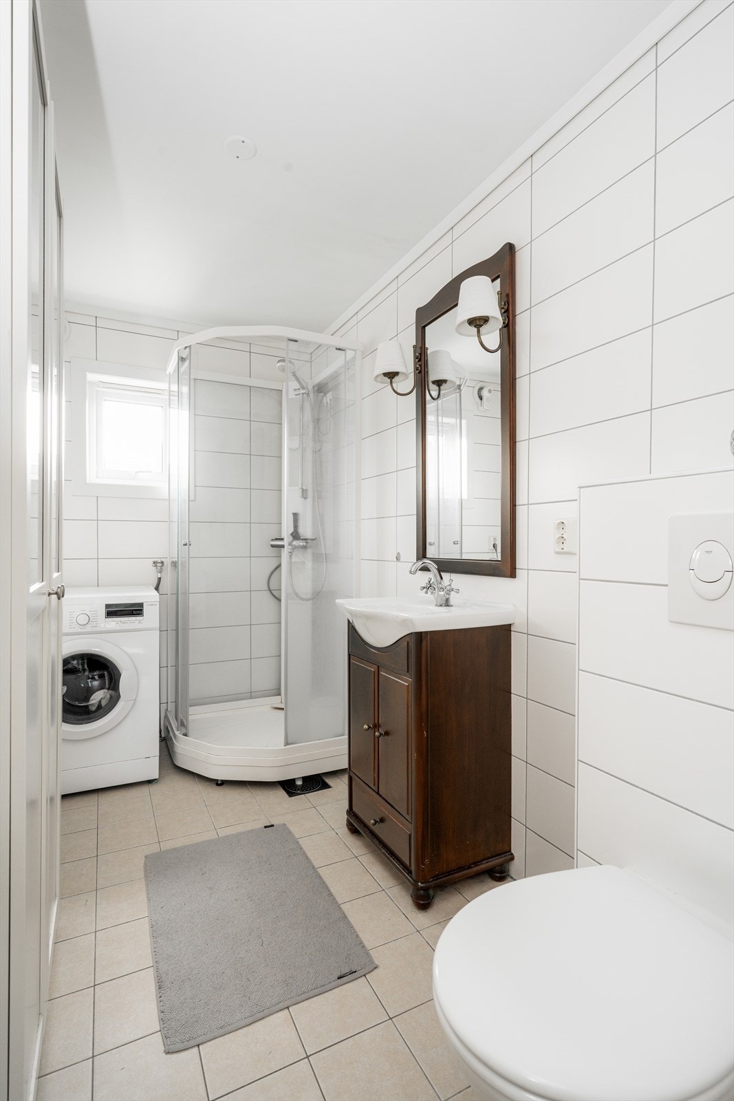 Badet ble flislagt og oppgradert i regi av borettslaget i 2016. Det har fliser på gulv og vegger, samt takessplater i tak. Galleribilde