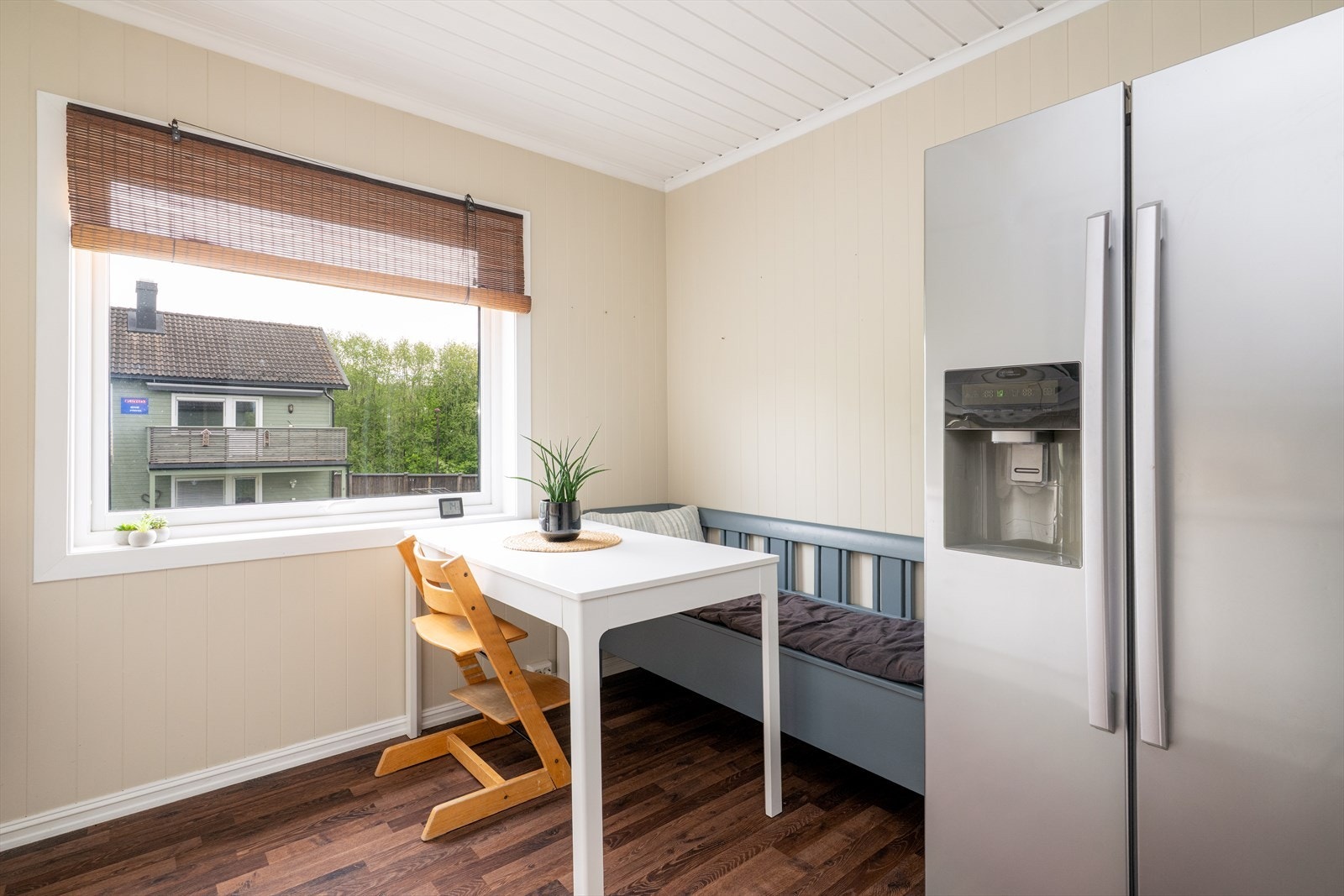 Det er plass til et mindre spisebord ved vinduet. Galleribilde