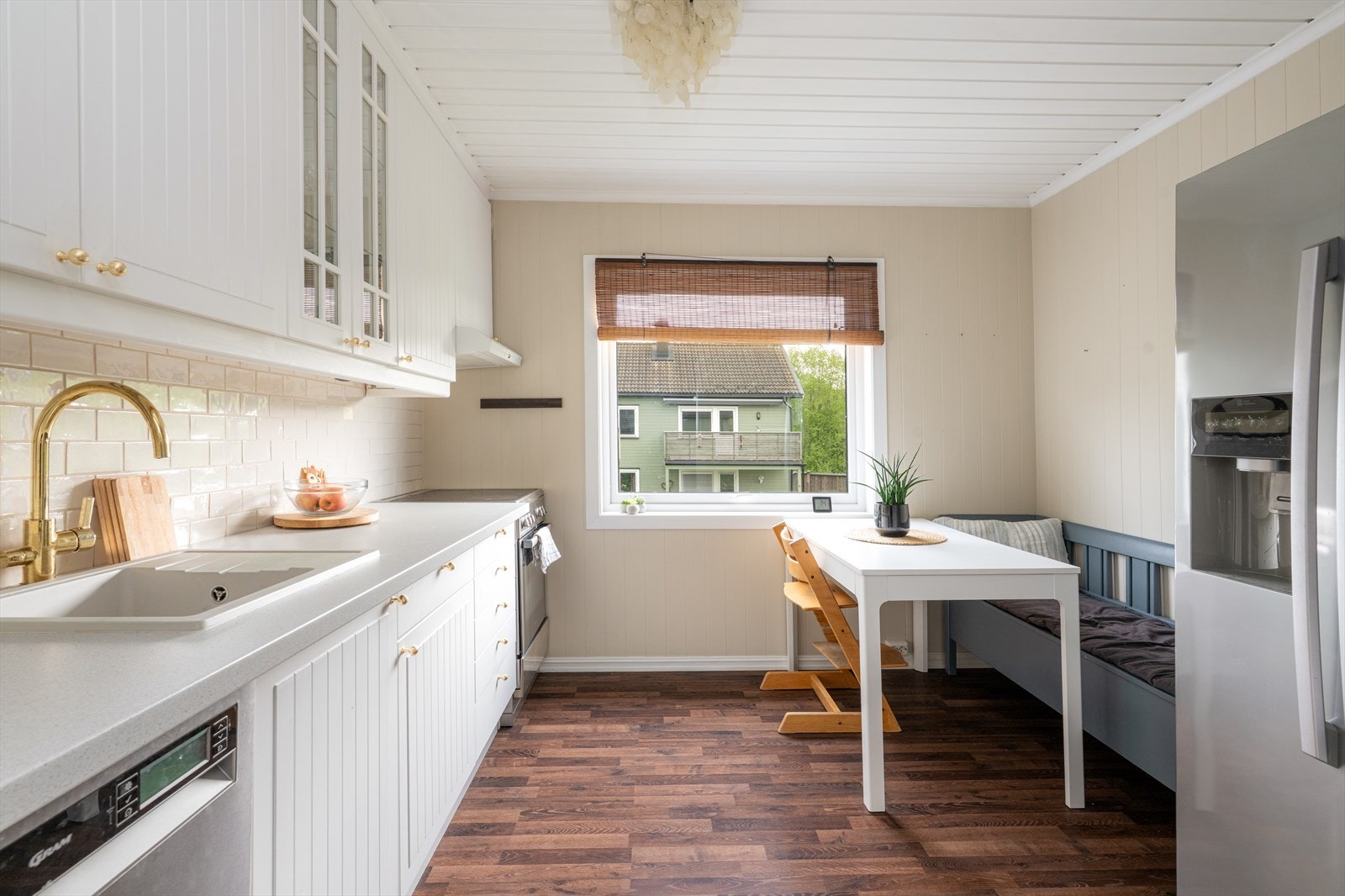 Kjøkkenet er godt utstyrt med kjøl/fryseskap, oppvaskmaskin, komfyr og vannstoppsystem. Kjøkkenet har også en ventilator med avtrekk ut. Galleribilde