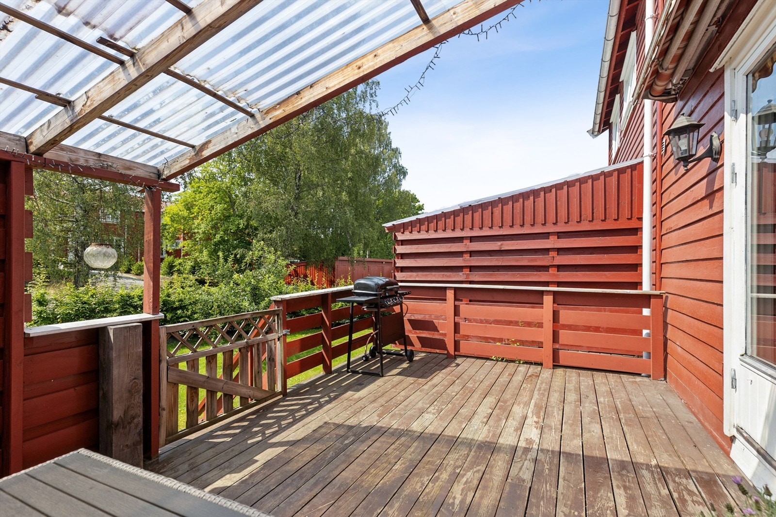 Fra terrassen er det videre adkomst ned til hagen. Galleribilde