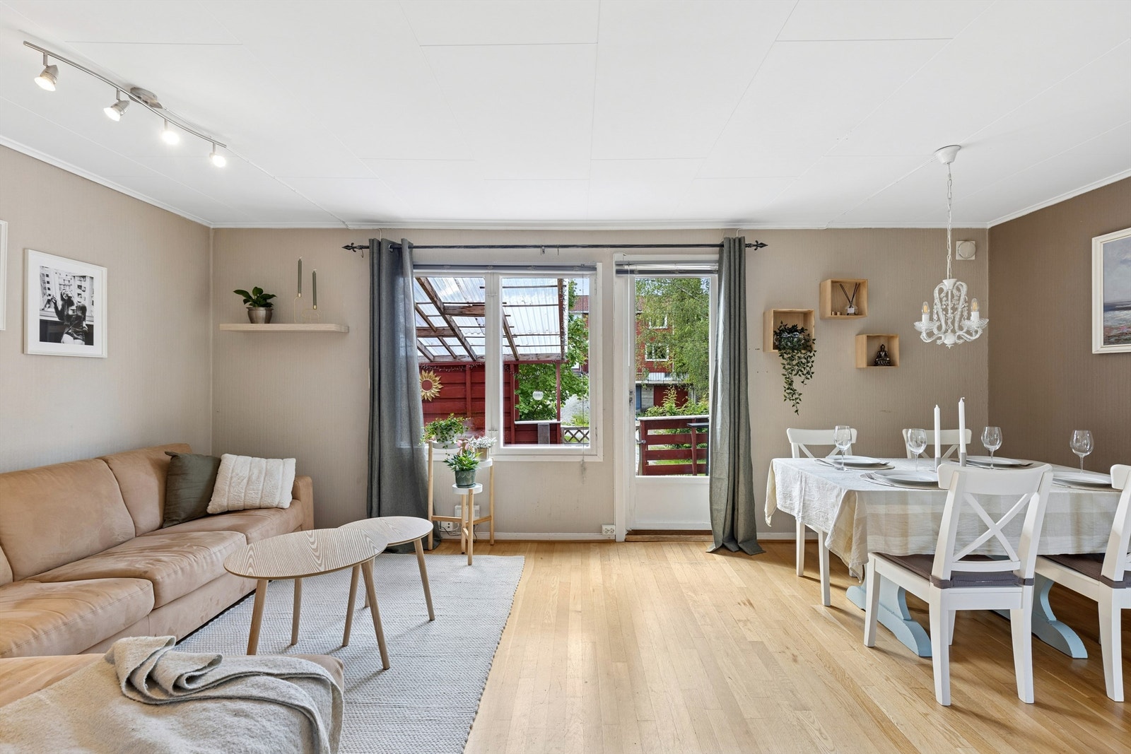 God soneinndeling med rikelig av plass til spiseplass - og sofagruppe Galleribilde