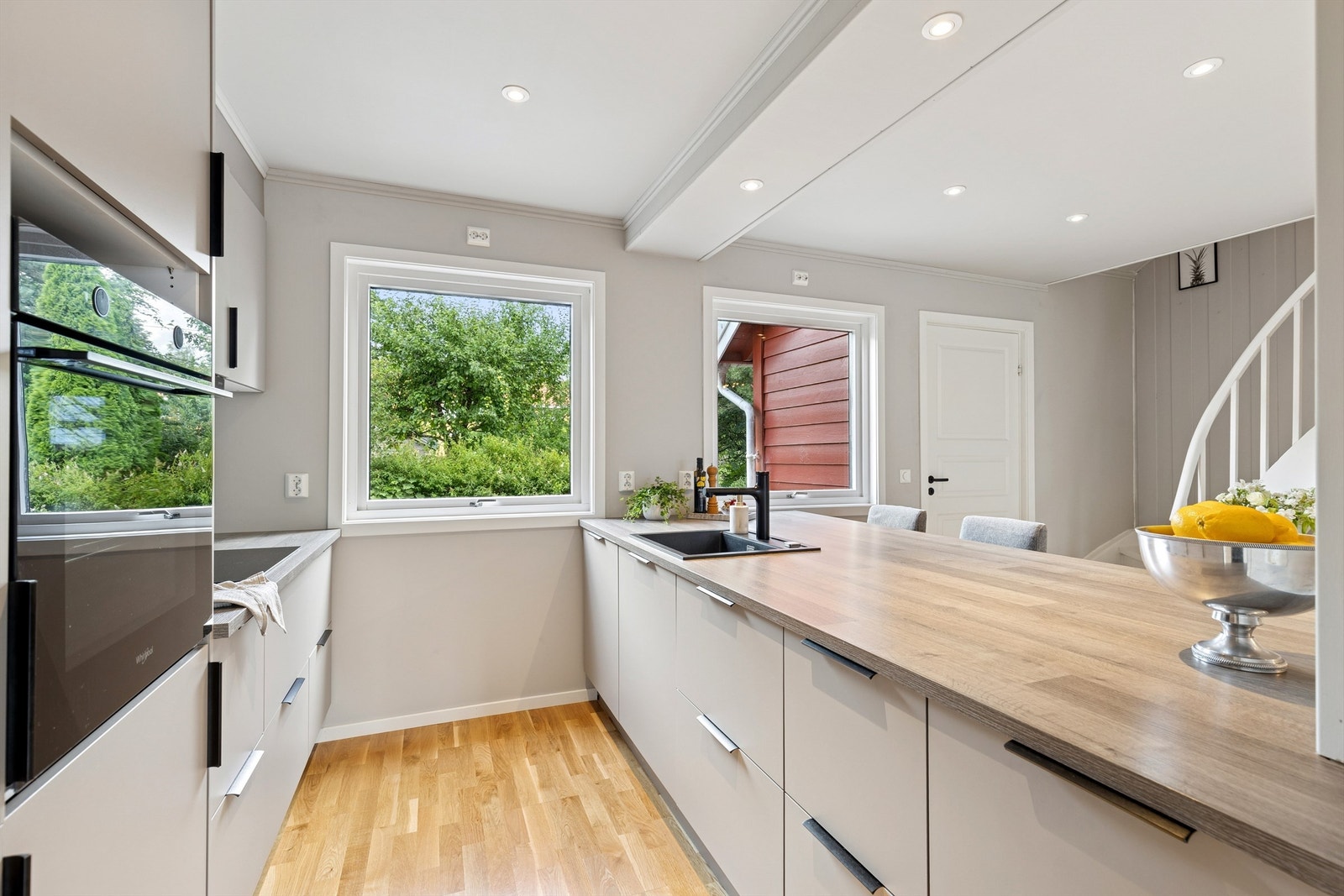 Her er det godt med skap- og benkeplass, og et hyggelig sted å tilberede alle dagens måltider Galleribilde