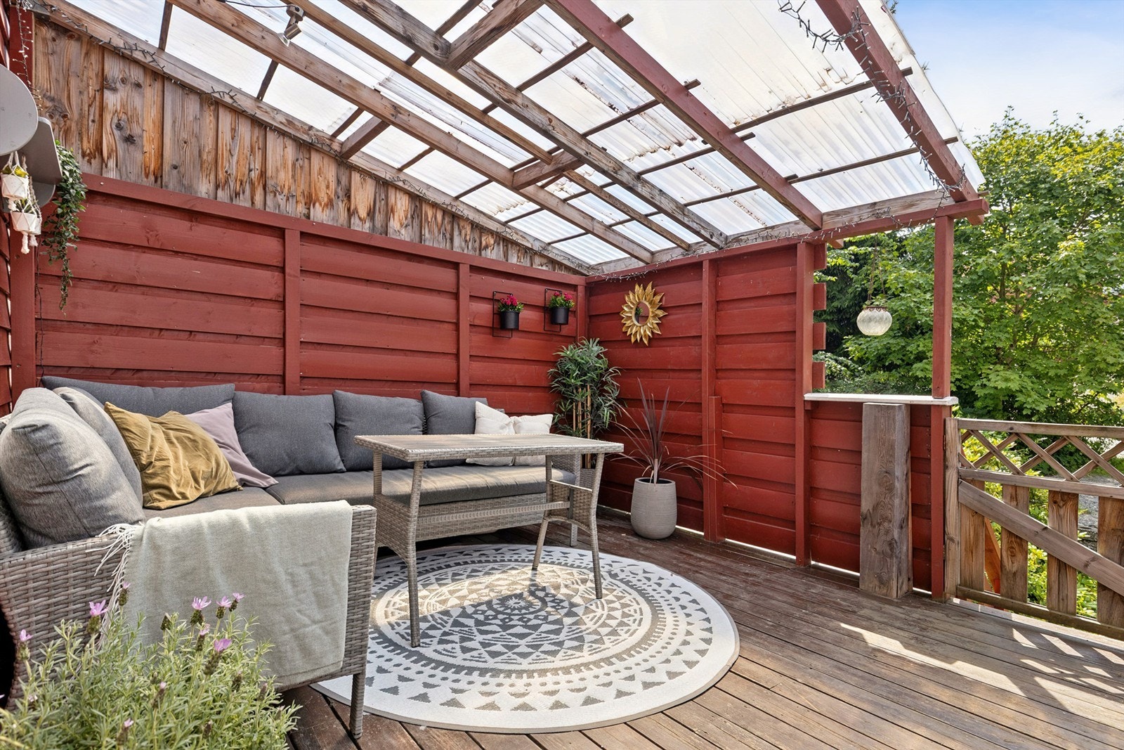 Direkte utgang fra stuen til delvis overbygget terrasse på 17 kvm Galleribilde