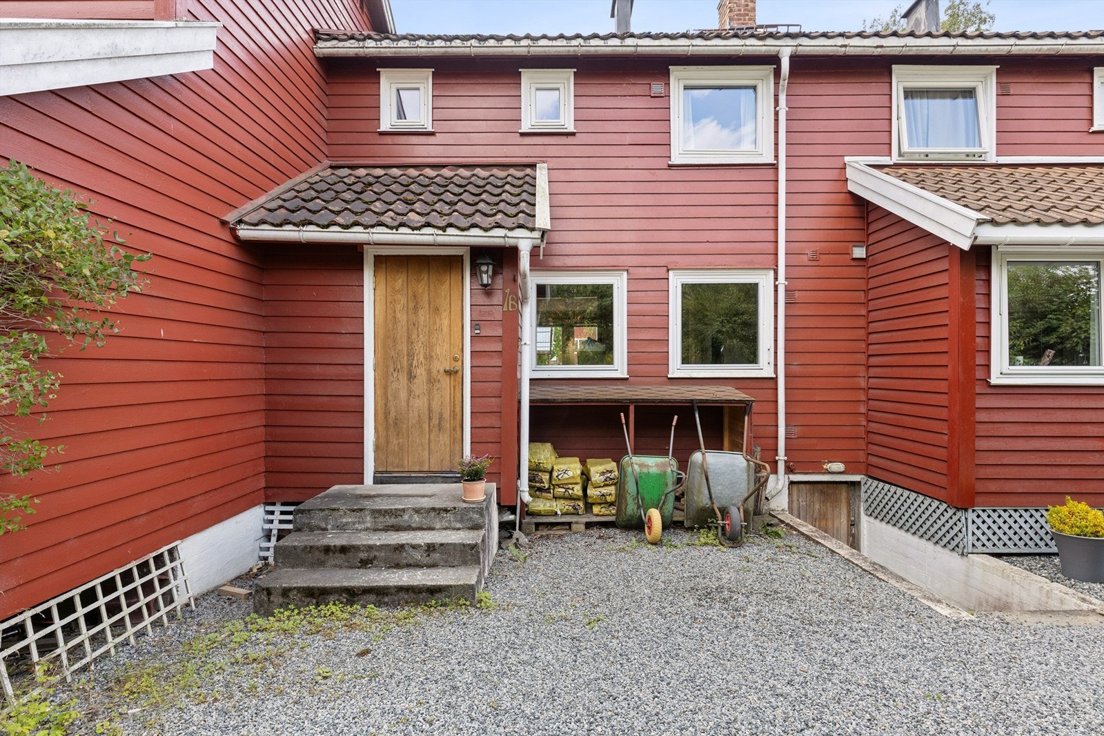 Boligen ligger sentralt på Tangen med kort gangavstand til Tangen senter, flere barnehager, barne- og ungdomsskole og kommunehuset Galleribilde