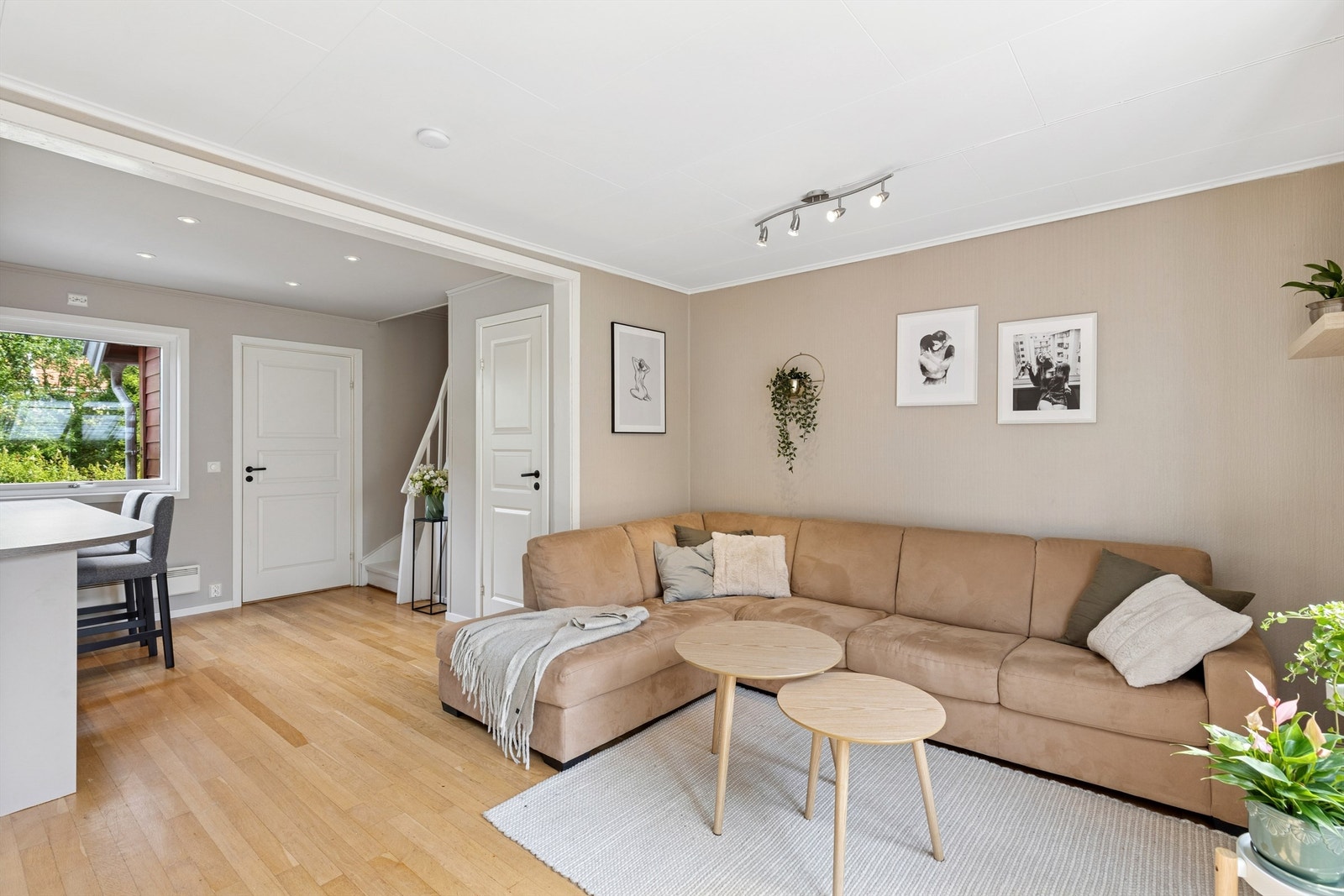 Stue og kjøkken i åpen løsning Galleribilde