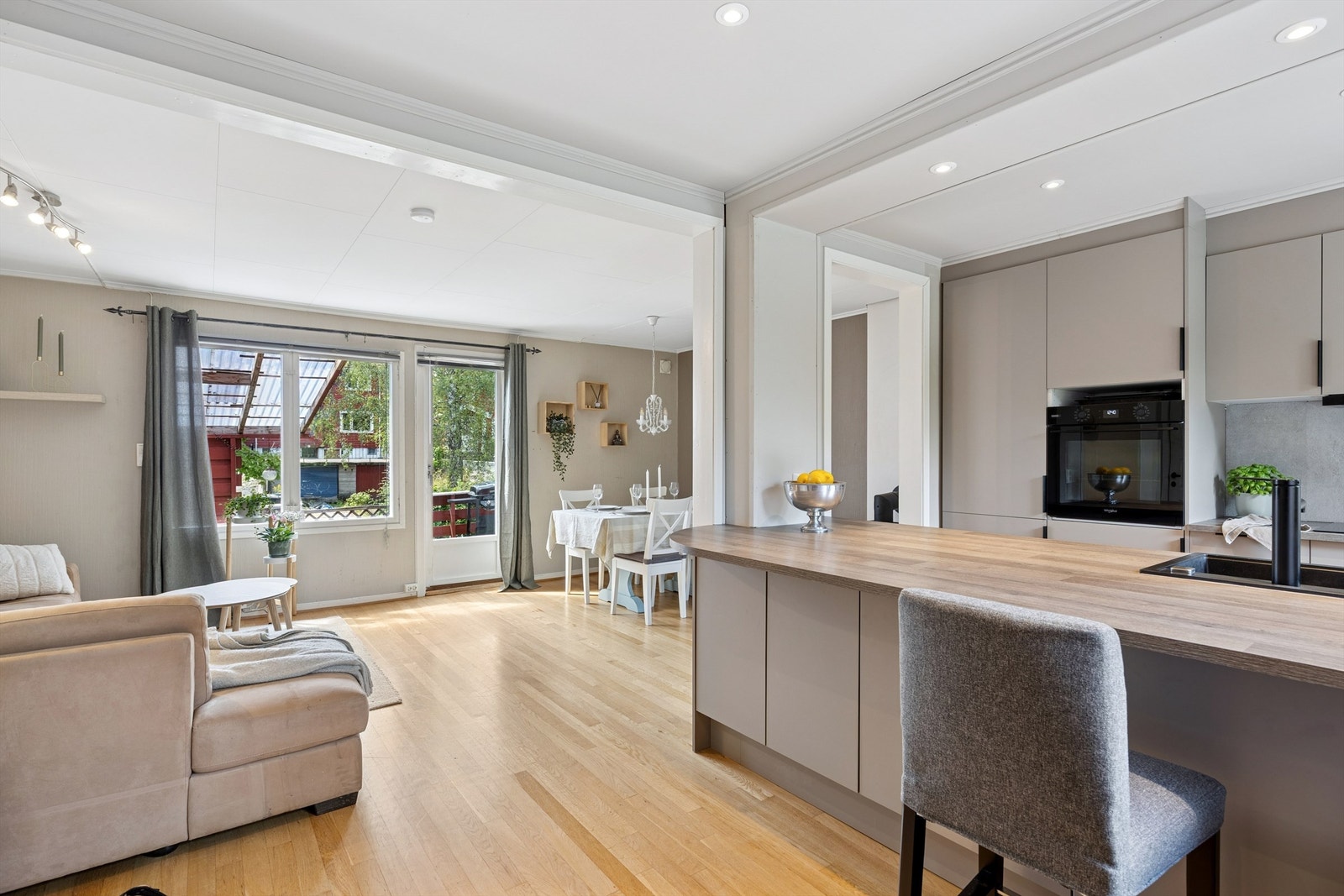 En praktisk barløsning med sitteplasser skaper et naturlig skille mellom stuedelen og kjøkkenet Galleribilde