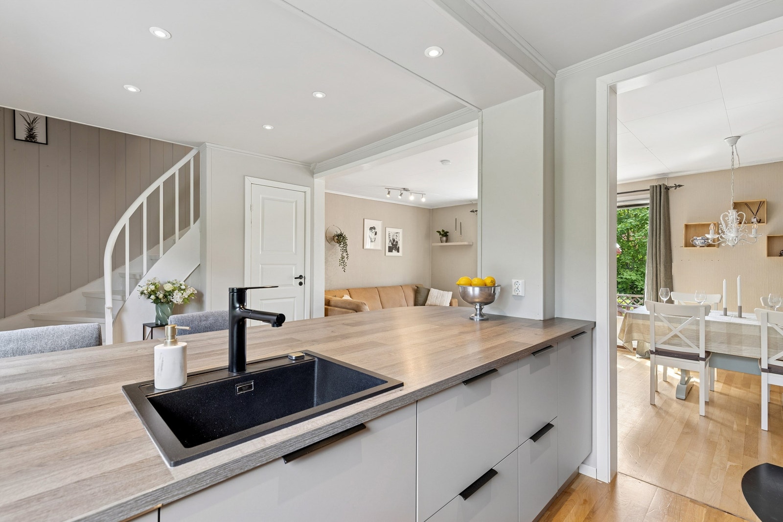 Med den åpne stue-/kjøkkenløsningen kan man samtale med gjestene mens man forbereder maten Galleribilde