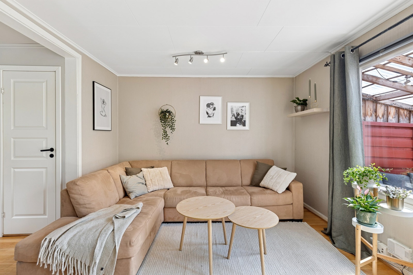 Lys og innbydende stue med god plass til stor sofagruppe Galleribilde