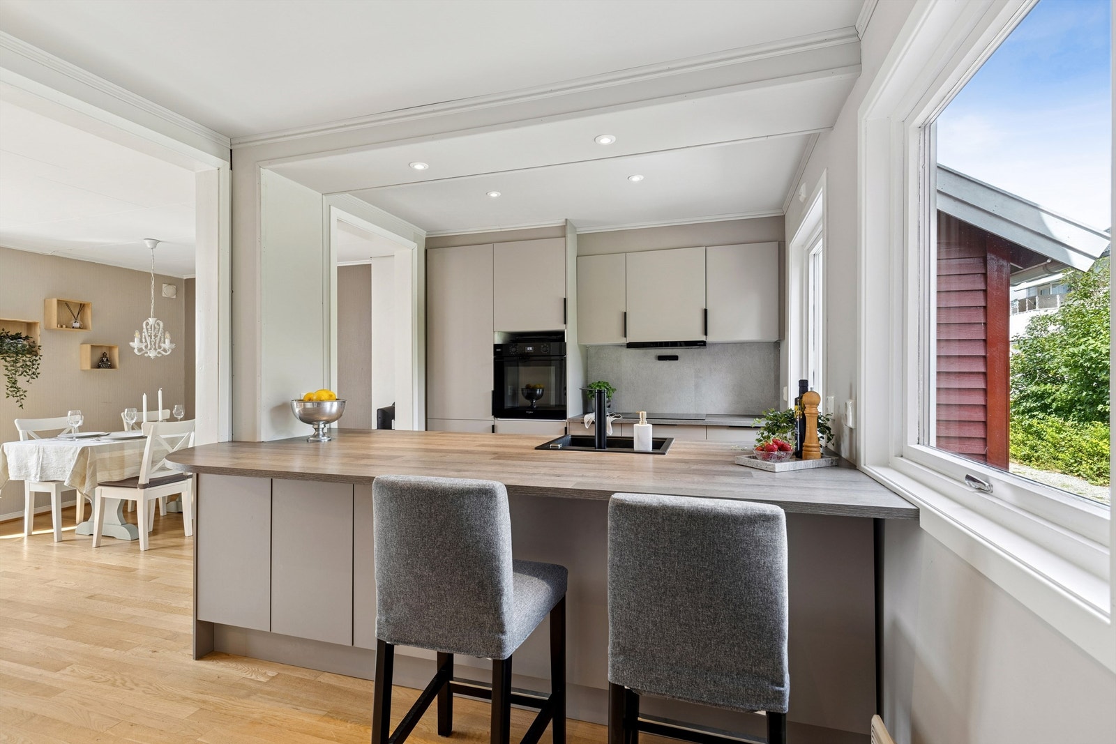 Integrerte hvitevarer som nedfelt induksjonstopp, stekeovn, kjøleskap m/frysedel og oppvaskmaskin medfølger Galleribilde