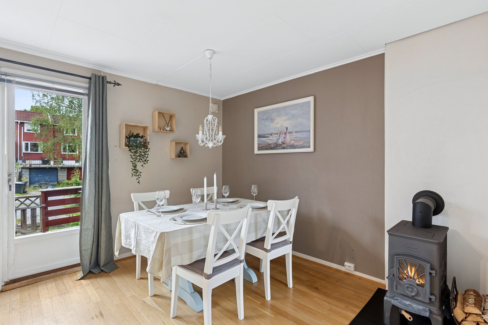 Hyggelig spisestue med vedovn Galleribilde