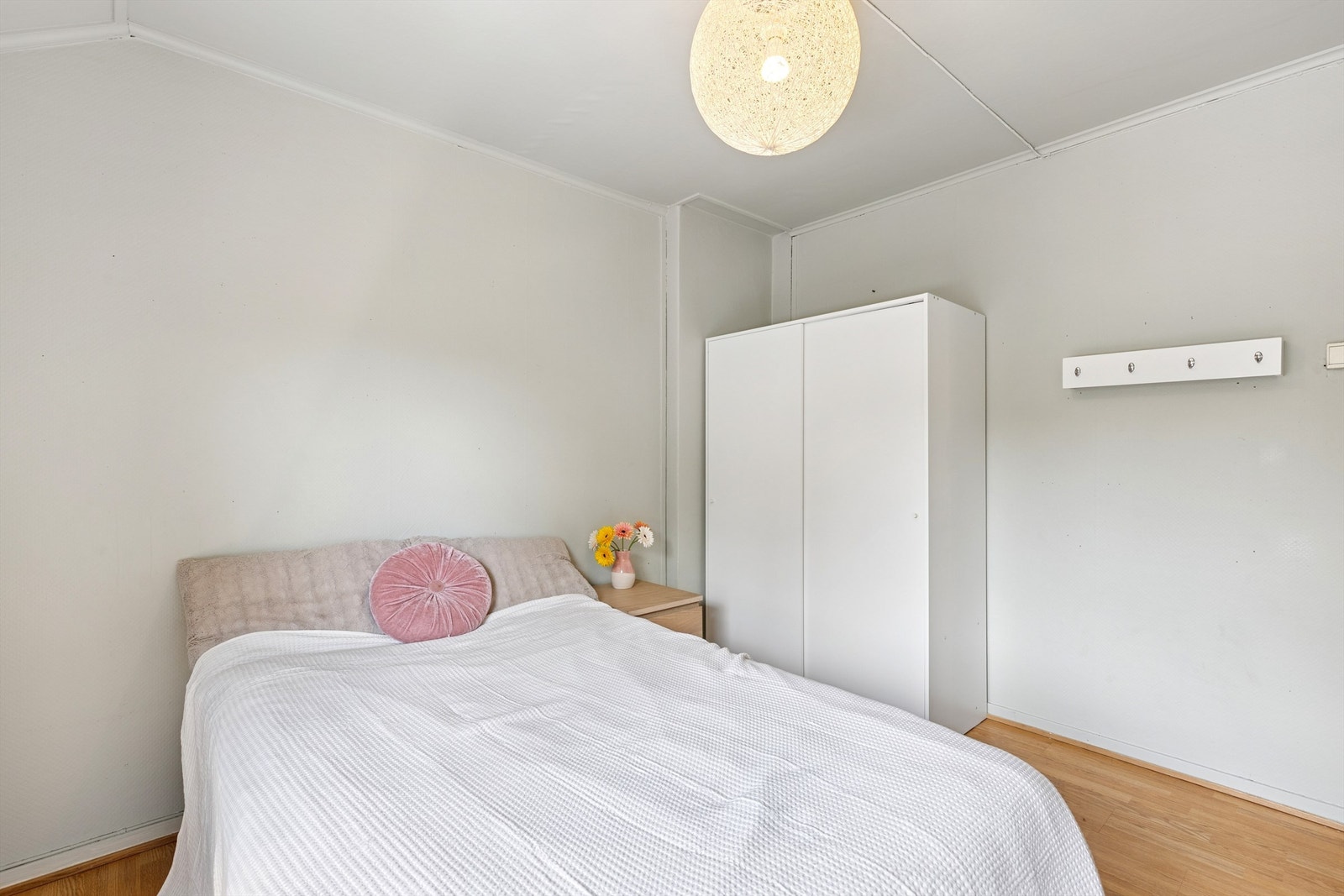 I dette soverommet er det god plass til stor dobbeltseng og tilhørende møblement. Galleribilde