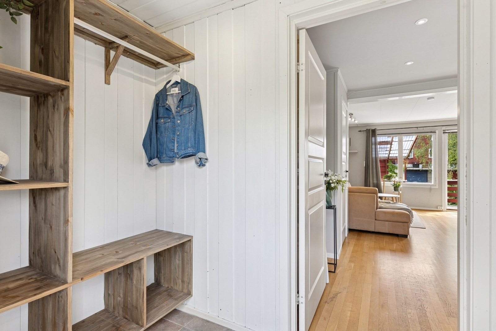 Hyggelig entré med flislagt gulv med gulvvarme. Her er det godt med hyller for yttertøy og sko Galleribilde