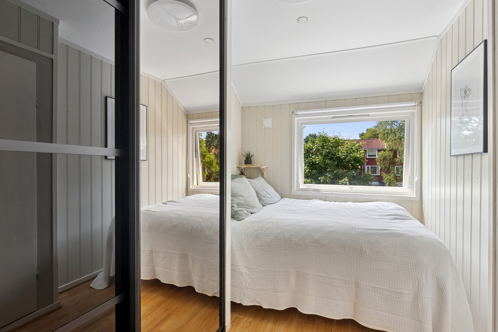 Soverom nr. 2 med skyvedørsgarderobe Galleribilde