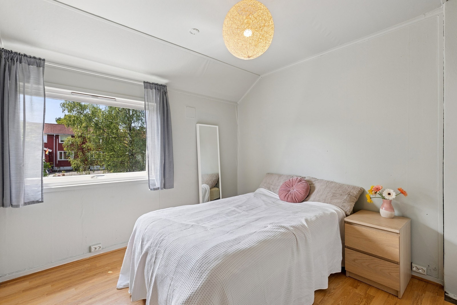 Boligen har tre gode soverom i 2. etasje Galleribilde