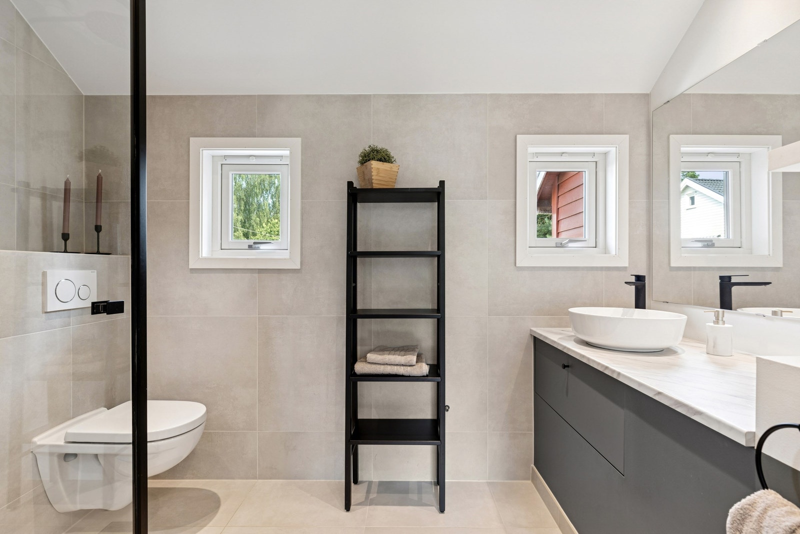 Lekkert bad fra 2022 med gulvvarme. Plassbygd baderomsinnredning, dusjhjørne med glassdør og regnfallsdusj og vegghengt toalett Galleribilde