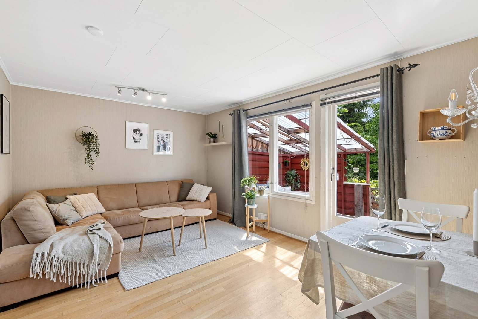 Utgang fra stuen til solrik- og romslig terrasse Galleribilde