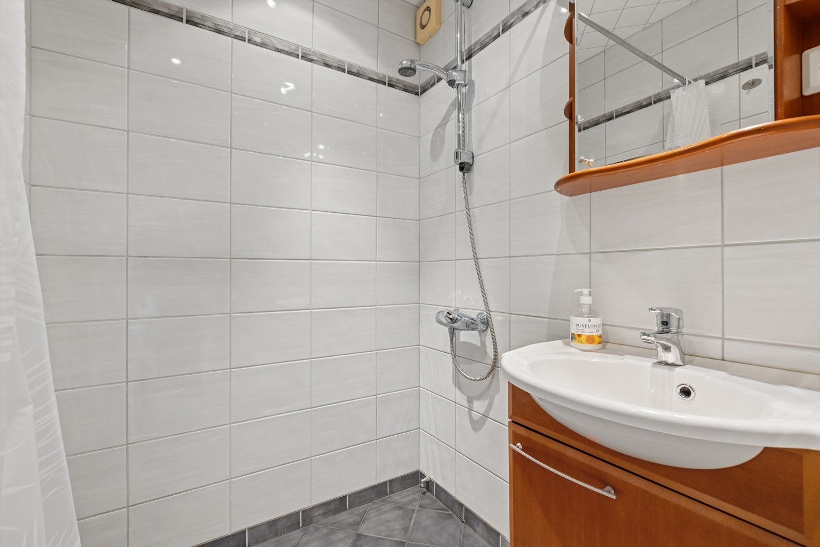 Flisalgt bad med gulvvarme på ca 2 m². Galleribilde