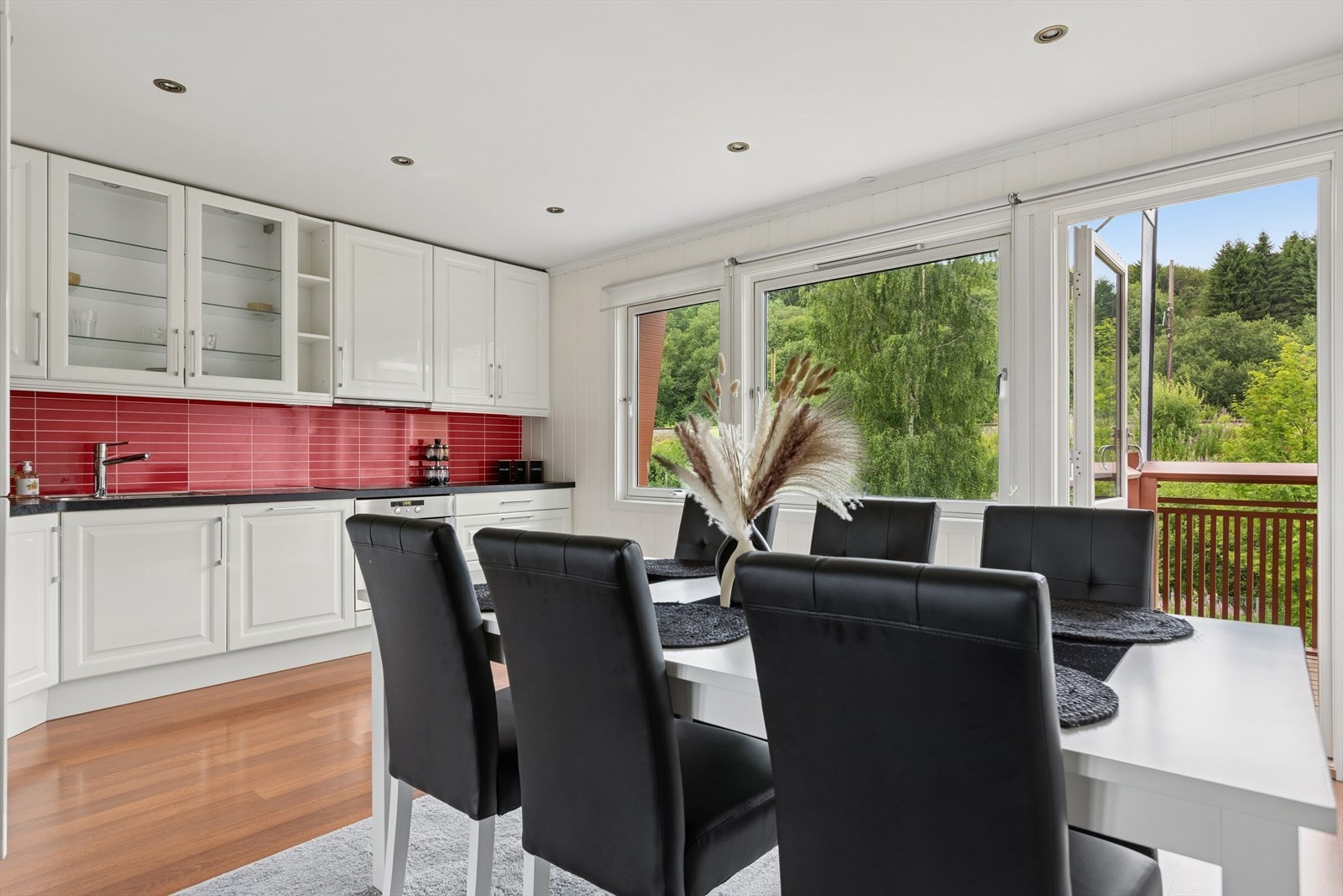 Lyst og tidløst Mobalpa-kjøkken med rikelig av skap og benkeplass. Galleribilde