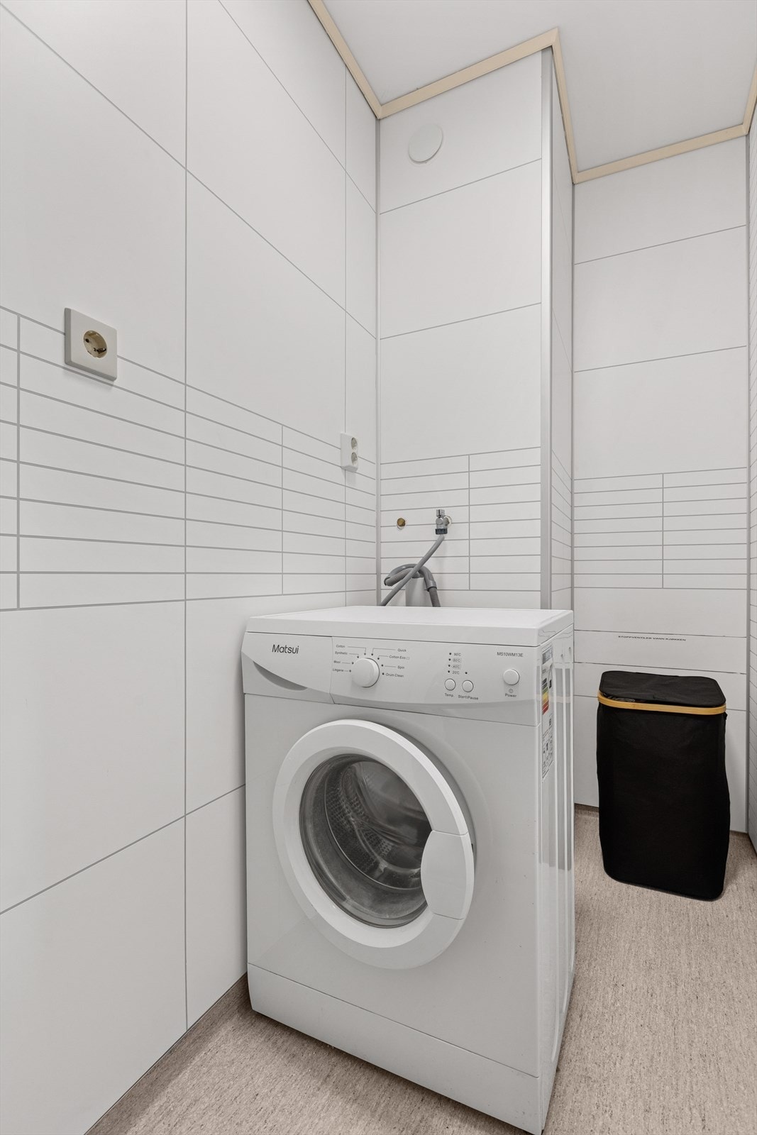 Praktisk separat vaskerom som deler av kjøkken og stue. Galleribilde