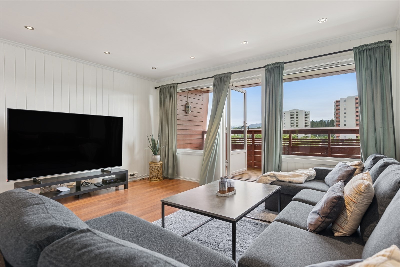 Oppholdsrommet består av kjøkken, spisestue og stue, og rommer tilsammen ca 41 m². Galleribilde