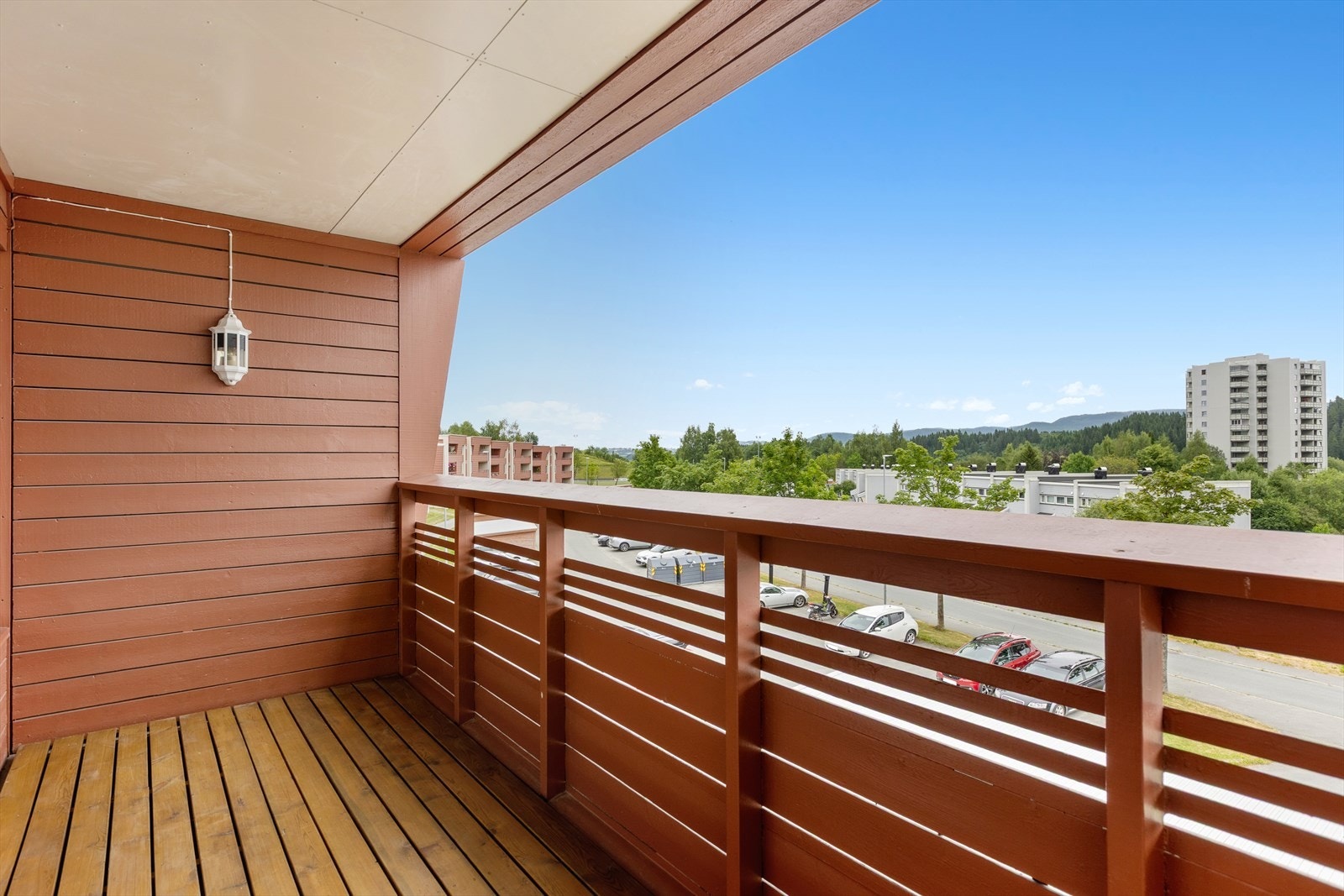 Fra stua har du utgang til en overbygd balkong med morgen- og formiddagssol. Galleribilde