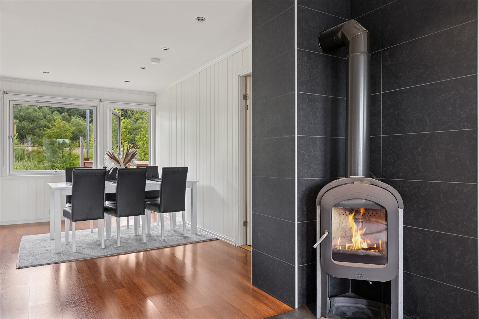 Stua byr også på en sentralt plassert vedovn for de kjøligste vinterdagene. Galleribilde