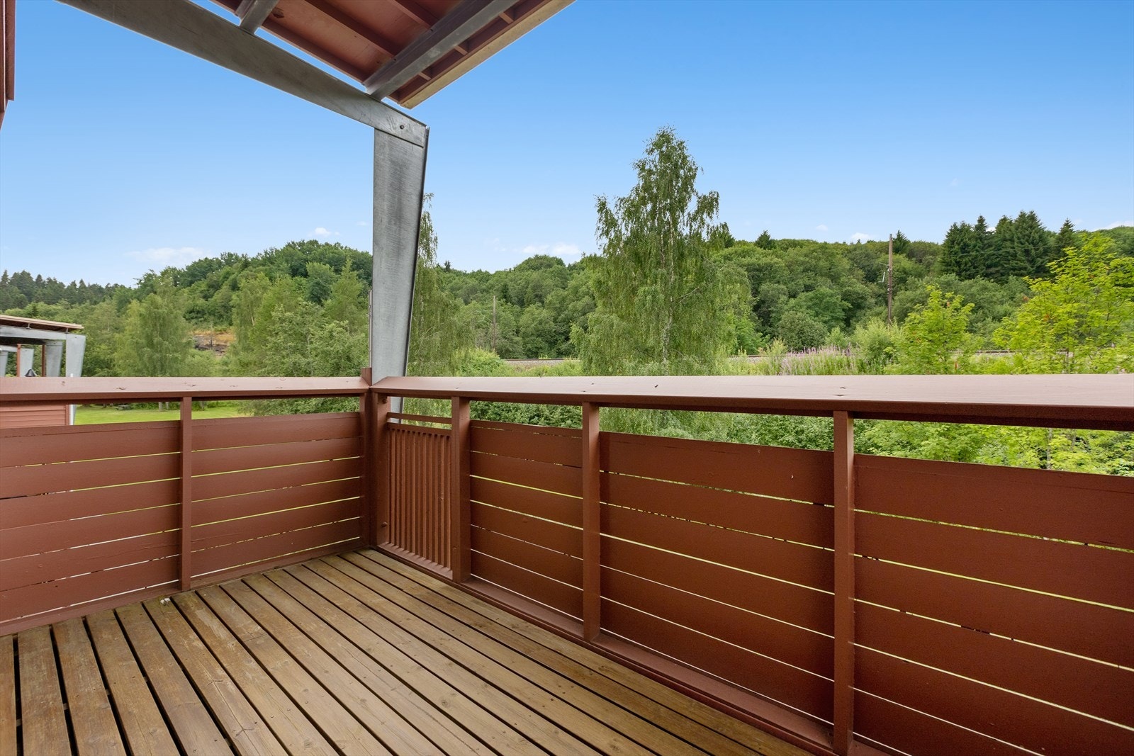 Fra kjøkkenet har du utgang til en vestvendt balkong med sol på ettermiddag og kveld. Galleribilde