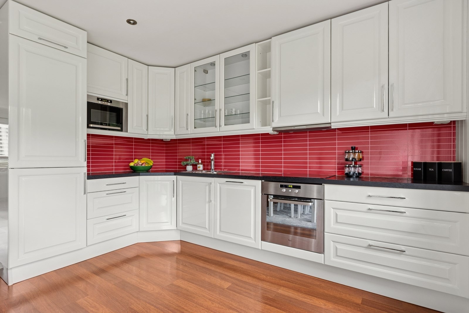 Kjøkkenet byr på integrerte hvitevarer som kombinert kjøl- og fryseskap, stekeovn med platetopp og ventilator, microbølgeovn og oppvaskmaskin. Galleribilde