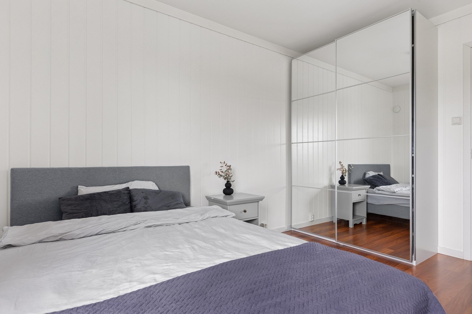 Rommet byr på skyvedørsgarderobe med speilfronter og har plass til alle nødvendigheter på et soveværelse. Galleribilde