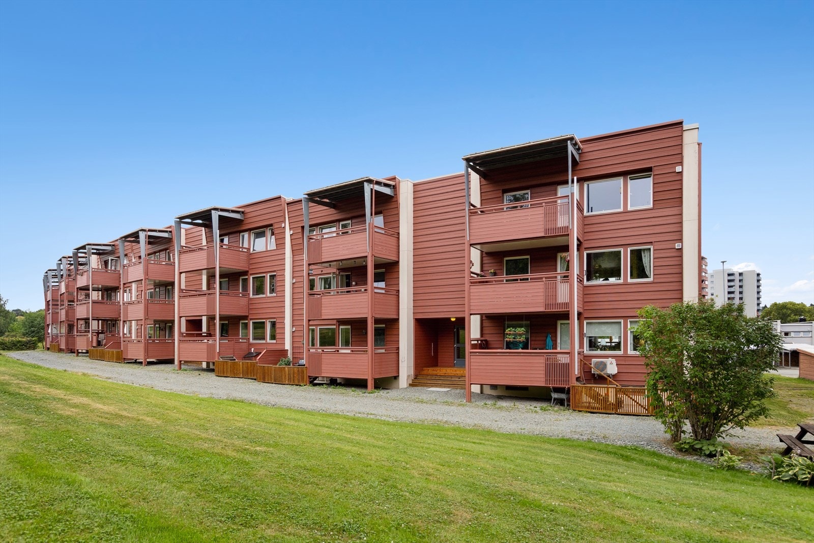 Bak blokka finner du opparbeidede grøntarealer med blant annet lekeplasser, sittegrupper, grillstue og kolonihage. Galleribilde